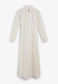 Largo vestido color crema con cuello alto, mangas largas y un detalle de ojal en la parte trasera. Textura acanalada con acentos de costura vertical.