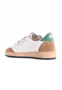 Sneaker da uomo a basse top in pelle bianca, con accenti in camoscio beige, un tab sul tallone verde e suola in gomma testurizzata con dettagli neri.