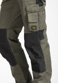 Pantalons cargo en vert olive et noir, dotés de multiples poches, d'un tissu robuste, de coutures renforcées et d'une étiquette sur la poche latérale.