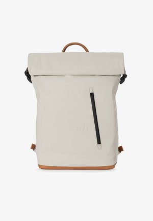 Grauer und beiger Rucksack mit Reißverschlussöffnung, einem gemusterten Innenfutter, einer roten Akzenttasche und Lederdetails am Griff.