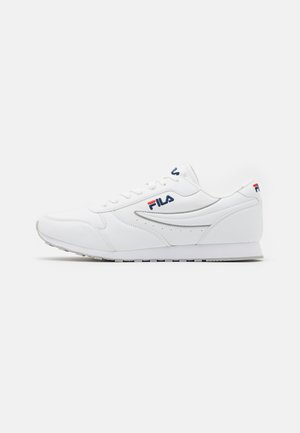 Tênis atlético branco feito de couro sintético, apresentando um design de cano baixo, fechamento com cadarços e detalhes do logotipo Fila em vermelho e azul. Sola de borracha fina.