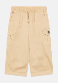 Beige cargo šortsi iz bombaža, z elastičnim pasom, vrvico za zategovanje, dvema stranskima žepoma in enim stranskim žepom z vezenjem logotipa.