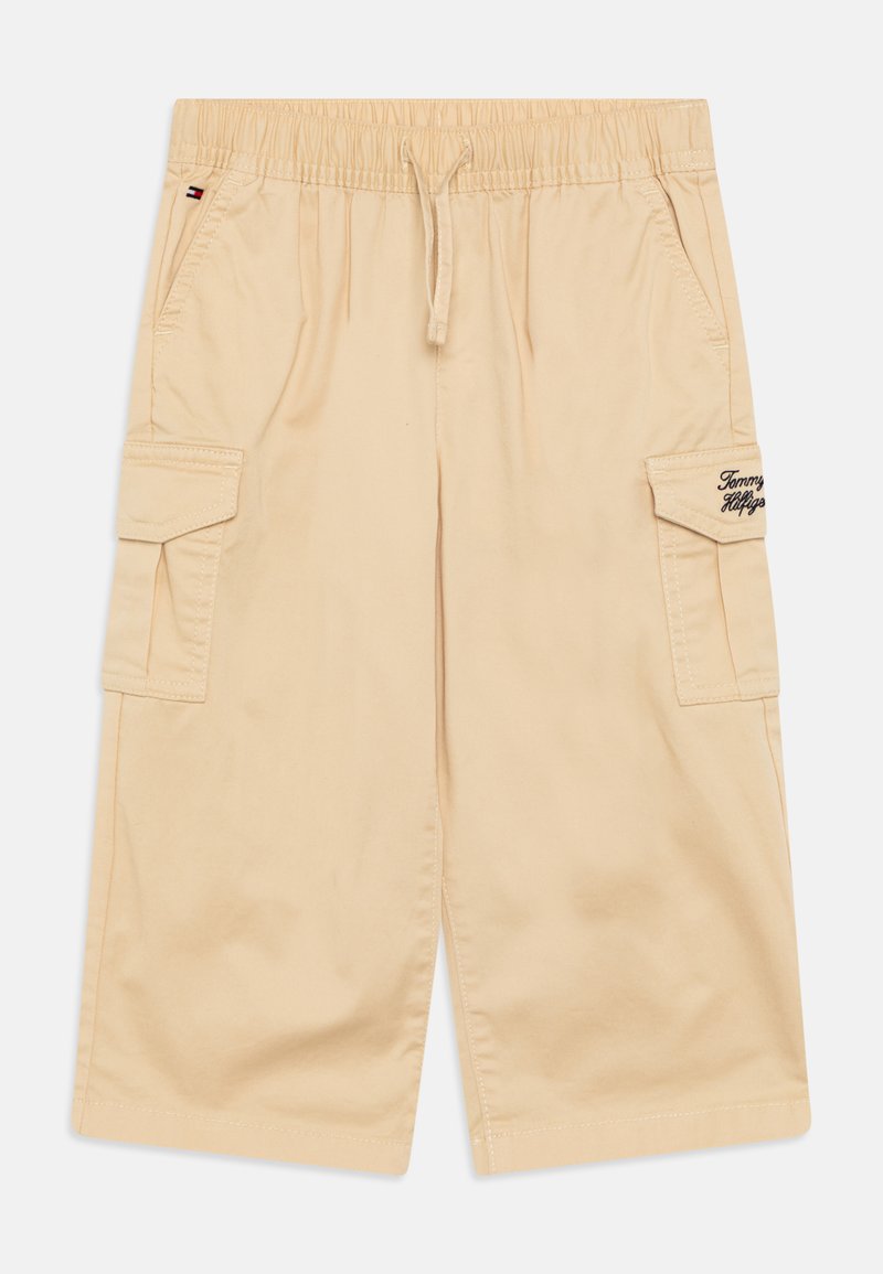 Beige cargo šortsi iz bombaža, z elastičnim pasom, vrvico za zategovanje, dvema stranskima žepoma in enim stranskim žepom z vezenjem logotipa.