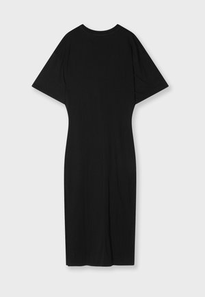 Vestido negro de media longitud, de manga corta, hecho de una tela suave. Presenta un escote redondo y una silueta ajustada, con una textura lisa en toda su superficie.