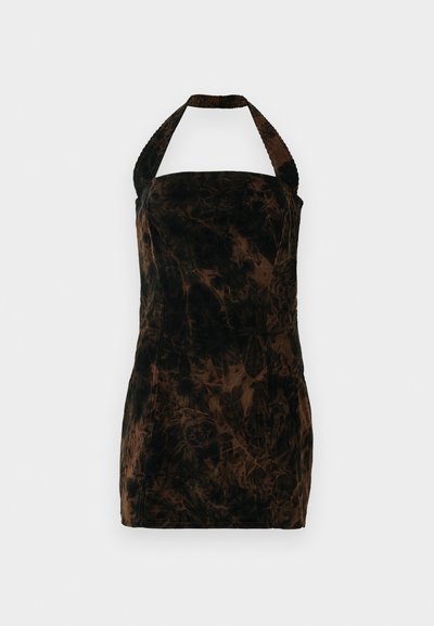 Smeđa halter haljina od kordura s uskim krojem i apstraktnim uzorkom. Teksturirana tkanina i kvadratni dekolte.