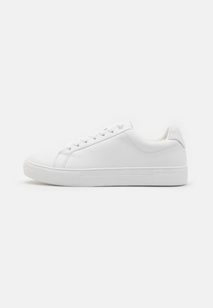 Hvite joggesko med glatt syntetisk overdel, rund tå, seks øyelet snøring og teksturert gummisåle. Minimalistisk design uten mønstre.
