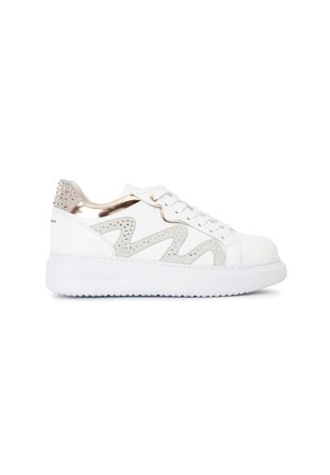 Sneakers bianchi con un design a zigzag argentato testurizzato, dettagli metallici in rosa oro e una robusta suola bianca. Dettagli scintillanti sul tallone.