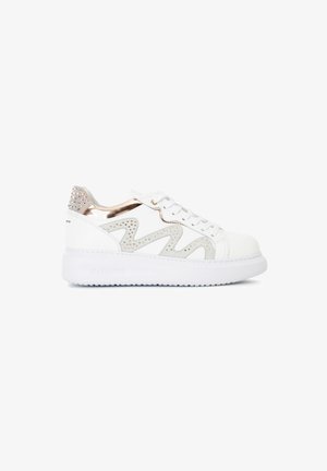 Sneakers bianchi con un design a zigzag argentato testurizzato, dettagli metallici in rosa oro e una robusta suola bianca. Dettagli scintillanti sul tallone.