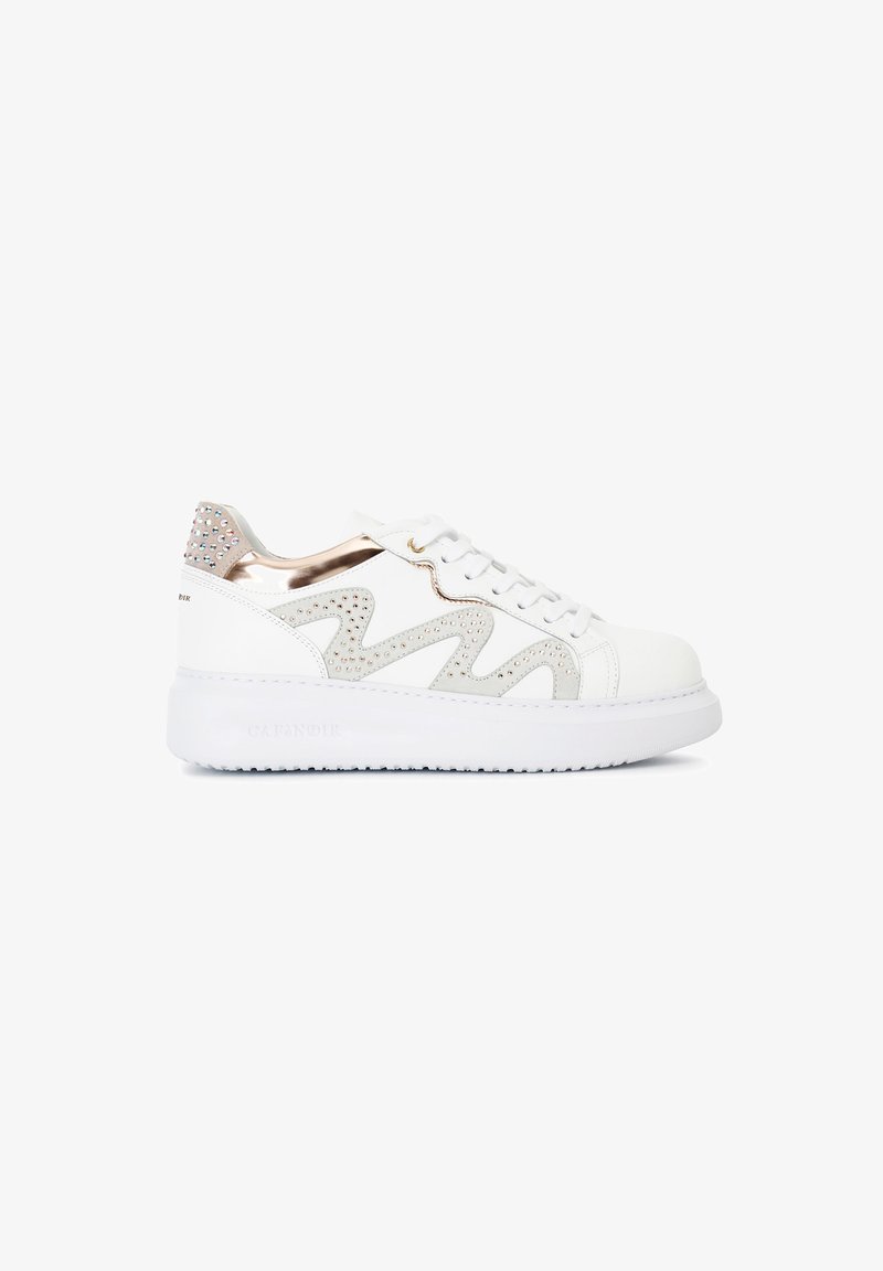 Sneakers bianchi con un design a zigzag argentato testurizzato, dettagli metallici in rosa oro e una robusta suola bianca. Dettagli scintillanti sul tallone.