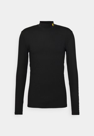 Zwarte langmouw turtleneck shirt van gladde stof, met een klein geel logo bij de hals en een minimalistisch ontwerp.
