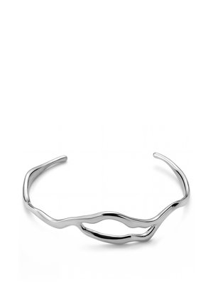 Hopeinen avoin rannekoru, jossa on abstrakti, epäsäännöllinen aaltoileva muotoilu ja sileä kiillotettu pinta.