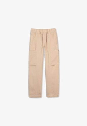 Pantalon cargo beige à jambes droites avec taille élastique, passants pour ceinture, poches latérales et grandes poches à rabat sur les cuisses.