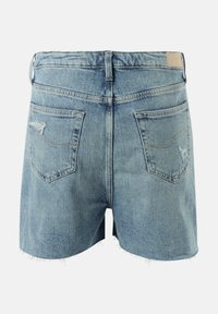 Szorty dżinsowe w jasnoniebieskim kolorze, z postrzępionym dołem, dwiema tylными kieszeniami i paskiem z pętlami. Teksturowana tkanina z przetartymi detalami.