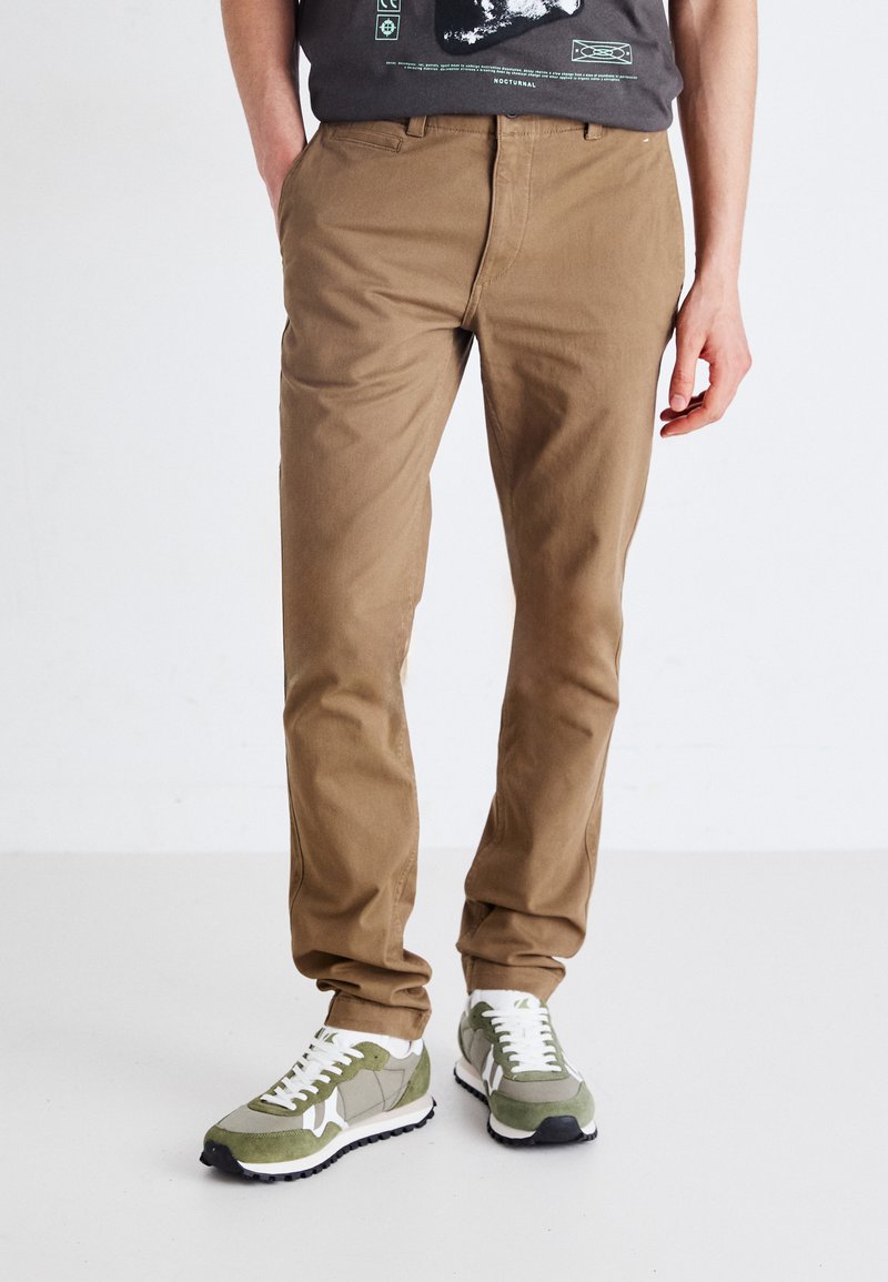 DOCKERS ALPHA SKINNY - Hlače chino - brown