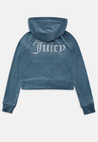 Plavi velur skraćeni dukserica s kapuljačom na vezanje i aplikacijom od rhinestona s natpisom "Juicy" na leđima. Mekana tekstura i rebrasti rukavi.