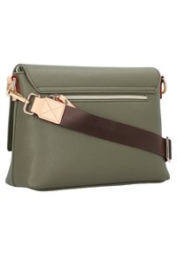 Sac bandoulière en cuir vert avec une finition texturée, quincaillerie dorée, une poche zippée et une sangle réglable marron.