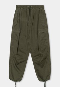 Olijfgroene cargo-broek met een elastische tailleband, trekkoord, zijzakken en smalle boorden. Gemaakt van een lichtgewicht, duurzaam materiaal.