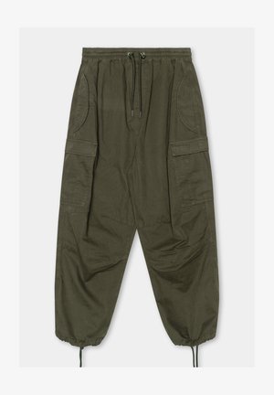 Olivgrüne Cargo-Hosen mit einem elastischen Bund, Kordelzug, Seitentaschen und tapered Bündchen. Hergestellt aus einem leichten, strapazierfähigen Stoff.