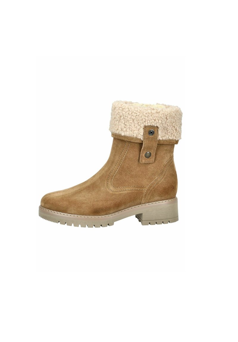 Botas de tobillo de ante color marrón claro con un puño esponjoso color crema, detalle de botón circular y suela de goma texturizada. Presenta un tacón apilado para mayor estabilidad.