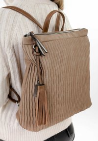 Emily & Noah Zaino Esther 65148 In Nylon, Tinta Unita Beige, Con Scomparto Per Laptop, Zaino Donna - 3