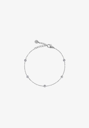 Zilveren armband met vijf cirkelvormige transparante edelsteenvormen, bevestigd met een karabijnsluiting en verstelbare lengte.