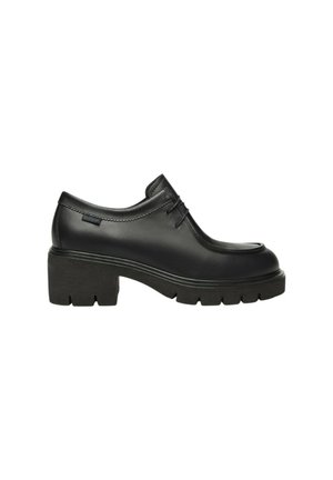 Scarpa in pelle nera con punta arrotondata, tacco robusto e suola texture. Presenta cuciture visibili e un design con lacci.