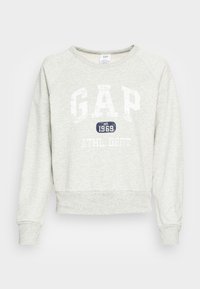 Sweat-shirt gris avec un col rond et des manches longues. Présente un texte imprimé "GAP ATHL. DEPT. EST. 1969" en blanc et bleu marine. Texture douce.