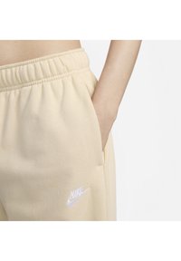 Nike Sportswear W NSW CLUB FLC MR PANT OS - Träningsbyxor - sand drift white