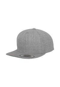 Szürke snapback sapka texturált anyagból, lapos karimával és egy kör alakú felirattal az elején. Hat szellőzőlyuk a korona részen.