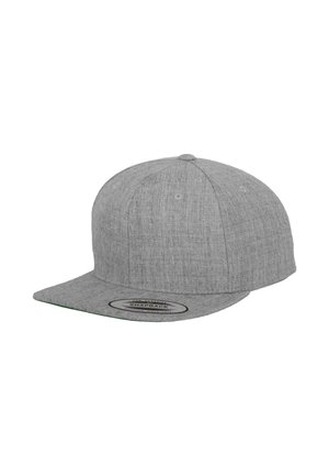 Grå snapback-keps med en strukturerad tyg, platt skärm och en cirkulär patch på framsidan. Sex ventilationshål på kransen.
