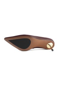 Chaussure à talon haut bordeaux à bout pointu avec talon stiletto fin doré et patin d’adhérence noir sur la semelle marron, vue de dessous.