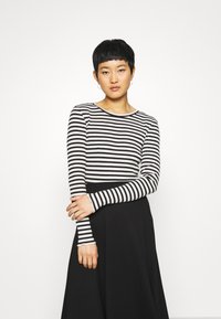 Selected Femme - SLFANNA CREW NECK STR NOOS - Neule - black/snow white stripes Pienoiskuva 1