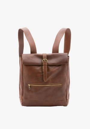 Zaino in pelle marrone con fibbia dorata, tasca frontale con zip, spallacci larghi e dettagli di cuciture visibili.