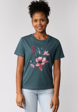 Turquoise katoenen t-shirt met korte mouwen, voorzien van een bloemmotief in roze, rood en groen. Soepele textuur, ronde hals, relaxed fit.