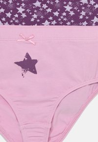 Bavlnené spodné prádlo s hornou časťou s purpurovým hviezdičkovým vzorom a ružovým spodkom. Obsahuje ružový mašľový doplnok a purpurový hviezdičkový potlač vpredu.