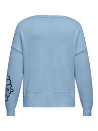 Pull tricot bleu clair à manches longues, col rond, poignets et ourlet côtelés, avec un motif floral noir sur la manche gauche.