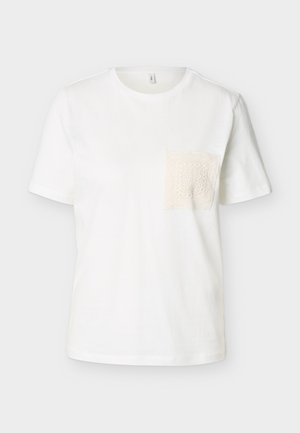 T-shirt blanc à manches courtes avec un col rond et une poche en dentelle crème texturée sur le côté gauche de la poitrine.