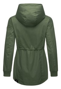 Parka vert olive avec capuche, taille cintrée, poignets élastiques et texture lisse. Présente une étiquette de logo sur l'ourlet inférieur.