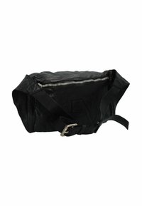 Borsa in pelle nera con superficie testurizzata, chiusura con zip e tracolla regolabile. Presenta una base rettangolare e un design minimalista.
