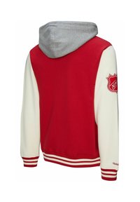 Roter und weißer Kapuzenpullover mit grauer Kapuze. Verfügt über einen gerippten Saum und Bündchen sowie ein Emblem am linken Ärmel, das sportliche Designelemente zeigt.