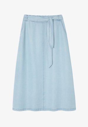 Hellblaues Jeans-Midi-Rock mit einem Bindegürtel, Seitentaschen und geradem Schnitt. Der Stoff hat eine glatte Textur mit subtilen Nähdetails.