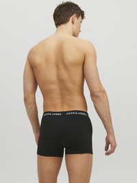 Schwarze Baumwoll-Boxershorts mit einem weißen Logobund, körpernaher Schnitt und glatter Textur. Keine sichtbaren Muster oder metallischen Details.