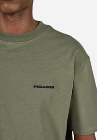 Pegador LOGO TEE - Základné tričko - washed faded olive black