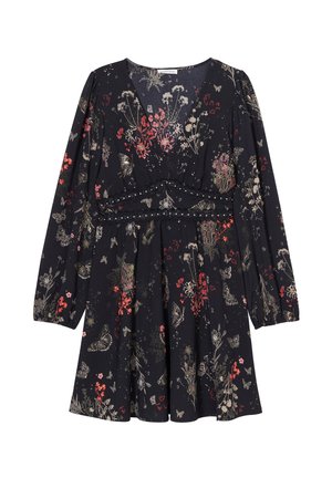 Vestido floral de manga larga con fondo negro, que presenta intrincados patrones de flores y mariposas, una cintura ceñida y una falda acampanada.