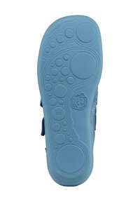 Suola di scarpa in gomma blu caratterizzata da una superficie testurizzata con motivi circolari, rilievi e un'impronta del logo, progettata per offrire aderenza e comfort.