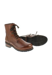 Brązowe skórzane botki za kostkę o gładkim wykończeniu, okrągłym nosku, sznurówki z przodu, dwa metalowe oczka i niski, klejony obcas. Teksturowana gumowa podeszwa.