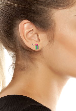 Orecchini a bottone in tono argento raffiguranti un omino di pan di zenzero e una scatola regalo colorata, ciascuno con dettagli distintivi e colori vivaci e festosi.