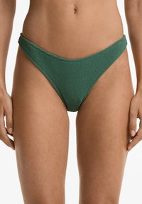 Bikini bottom verde a trama con taglio basso, dotato di una cintura liscia e design a copertura minima.