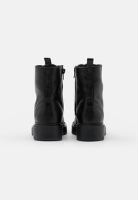 Svart läderankelstövlar med en slät yta, med bakre blixtlås, rund tå och en stabil gummisula.