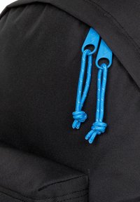 Zaino nero in tessuto con una superficie testurizzata. Presenta tirazip blu e accenti in paracord abbinati annodati per la sicurezza.